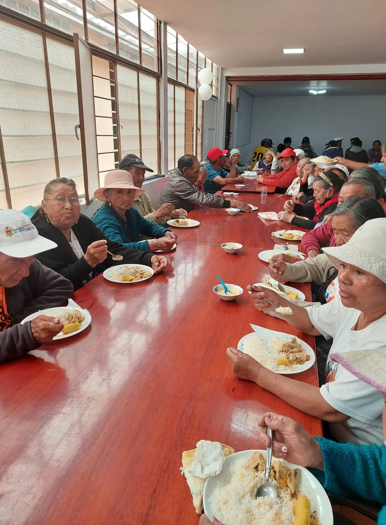 Entrega de almuerzos solidarios a la comunidad.