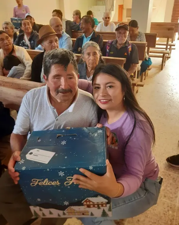 Entrega de víveres a la comunidad.